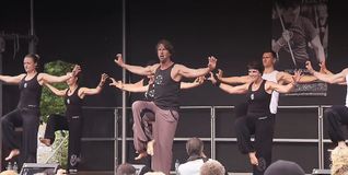 Aroha besteht aus Elementen des Haka, einem Tanz der Maori, sowie aus Tai-Chi und Kung-Fu.
